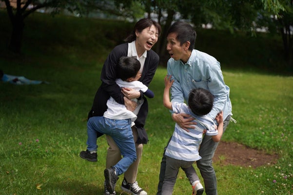 息子たちを抱きしめる盛田夫妻.jpg