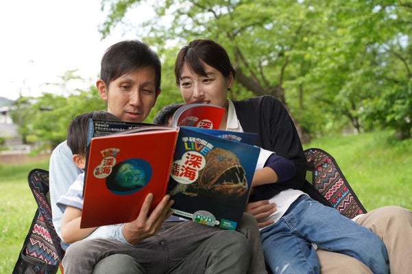子どもたちが大好きな絵本を読む.jpg