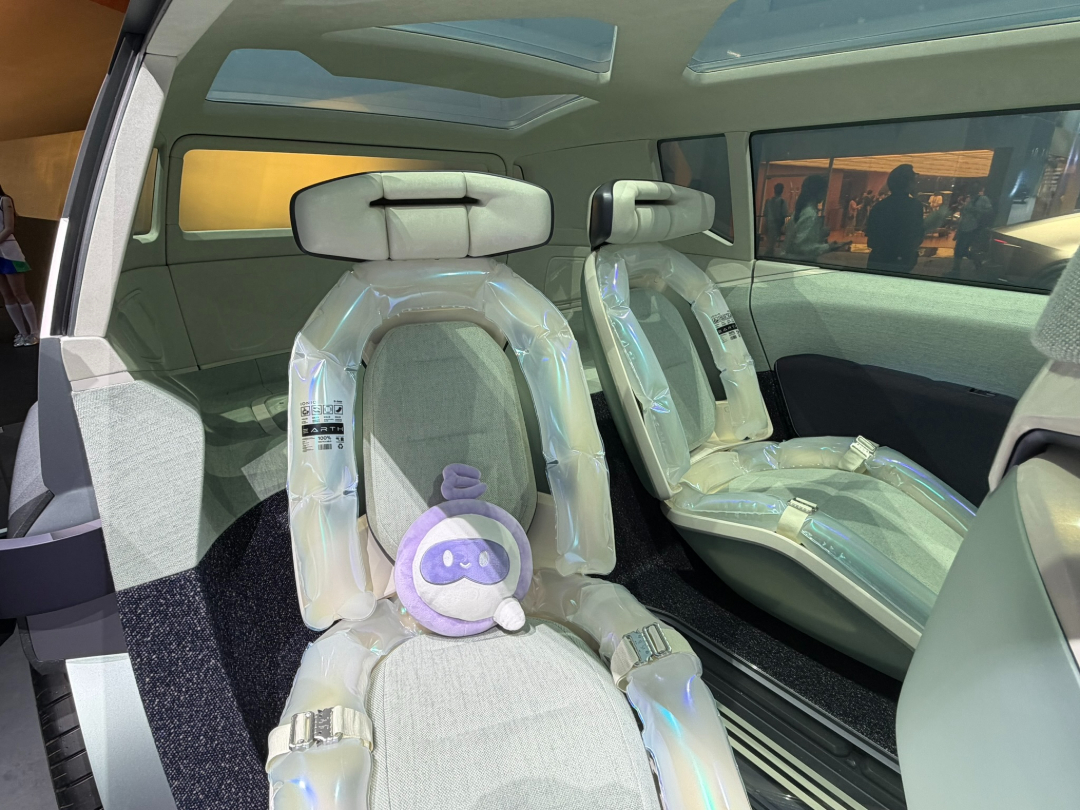 Press-photo----Air-Hug--seat-modules-on-display-at-Auto-China-in-April-2026--Front-view- (1).JPEG