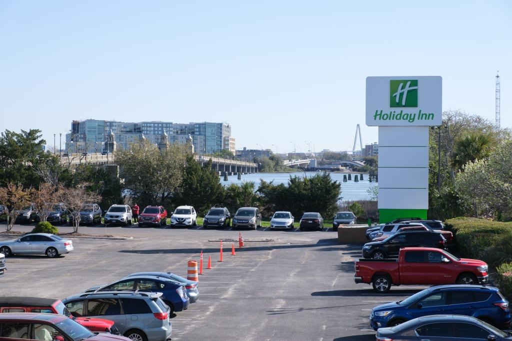 holiday-inn-parking-lot-body-782.jpg