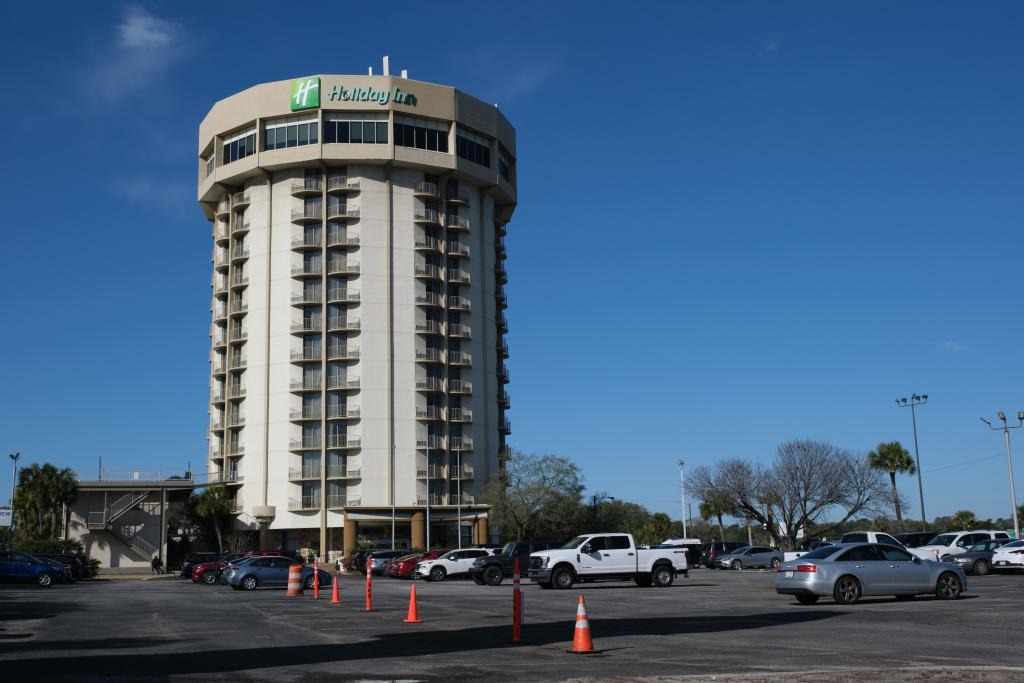 holiday-inn-parking-lot-body-782 (1).jpg
