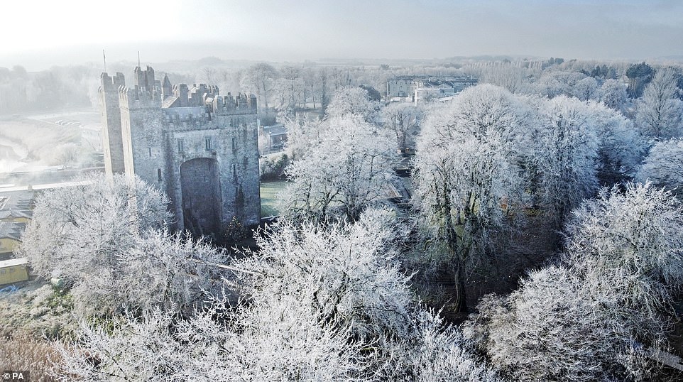 65470431-11526967-A_heavy_frost_surrounds_Bunratty_Castle_and_grounds_in_County_Cl-a-16_1670816445695.jpg