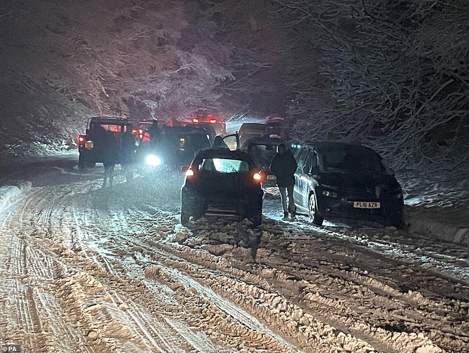 65474357-11525753-Motorists_abandoning_their_cars_on_the_A22_near_East_Grinstead_i-a-45_1670788828647.jpg