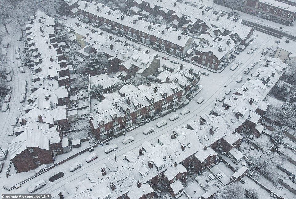 65465875-11526967-Snow_blankets_houses_in_Sheffield_this_morning_as_parts_of_the_U-a-26_1670816445713.jpg