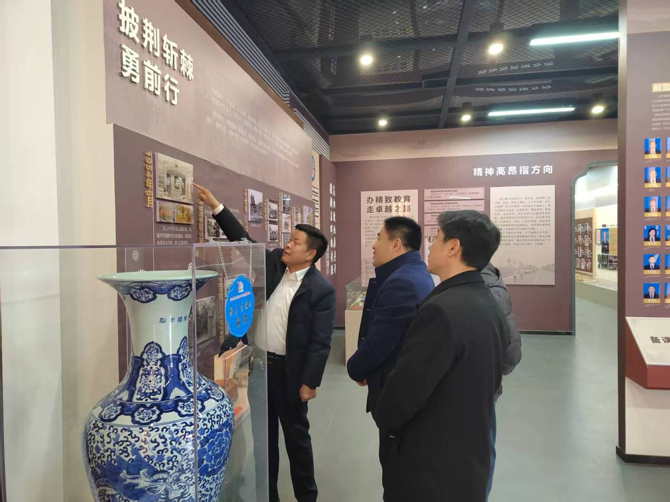 参观校史馆.jpg