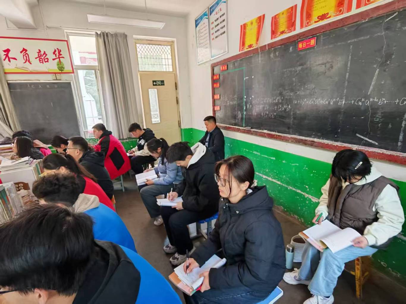 战洪校长指导历史组教研活动和实习生工作.jpg
