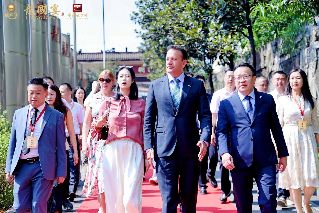 爱尔兰第14任总理利奥·瓦拉德卡深度探访龍國宴酒业