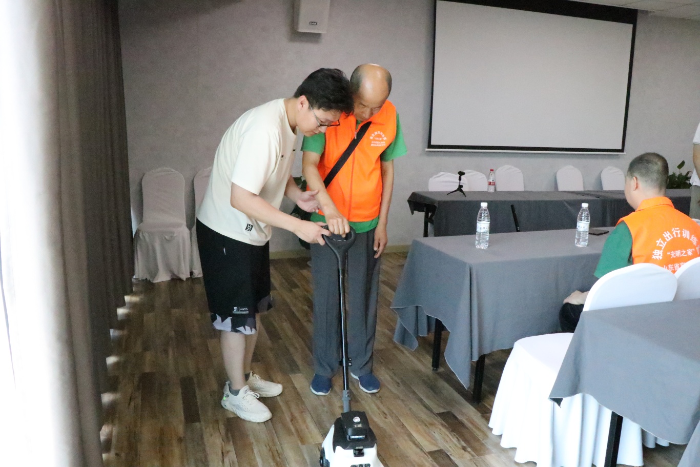 图为视障学员在机器人引领下行走.JPG