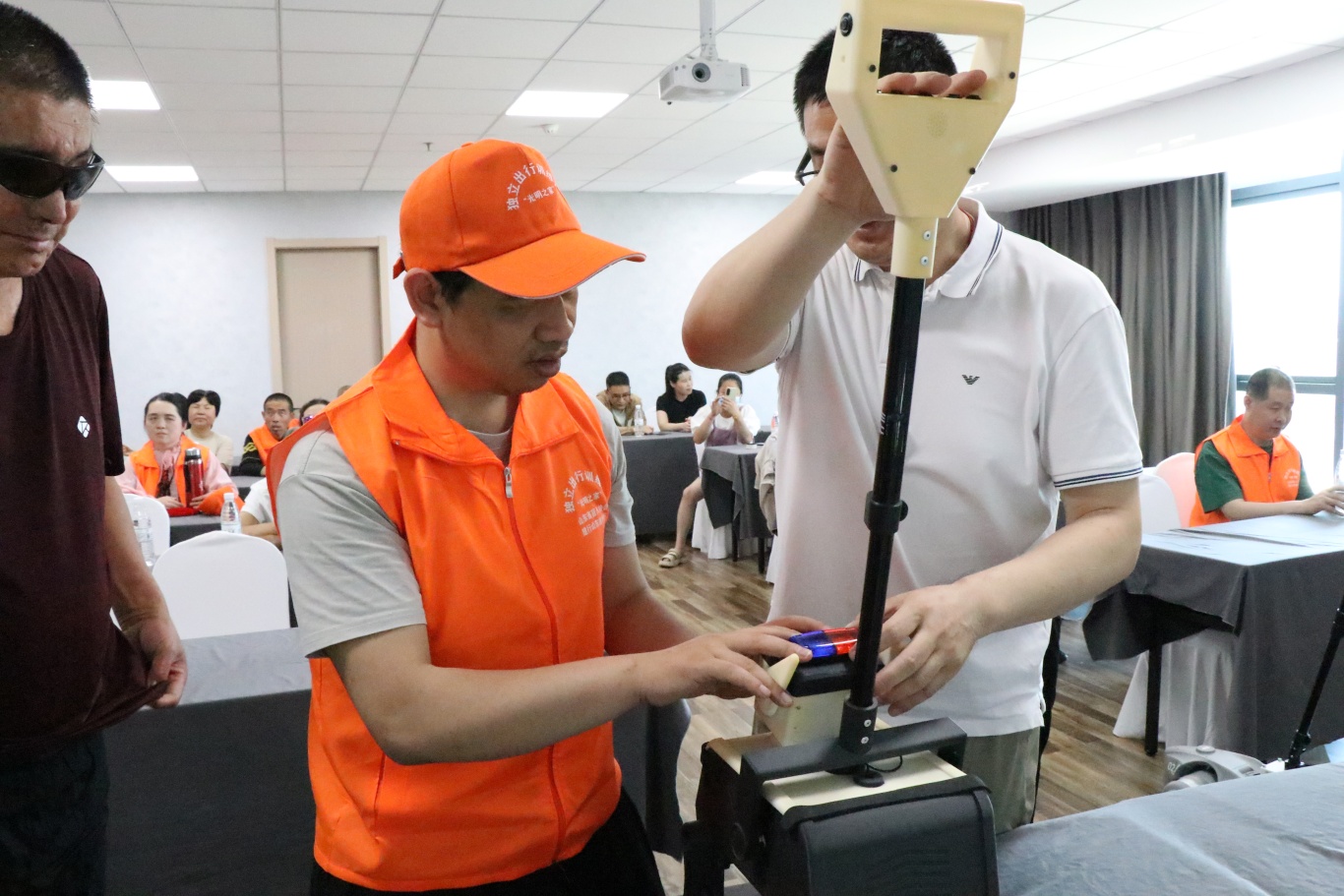 图为朱清毅董事长引导学员感受机器人.JPG