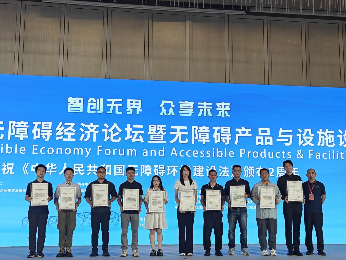 图为孟娜娜上台接受证书.jpg