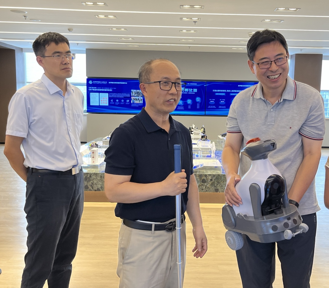 图为倪前龙介绍AI LOOK.jpg