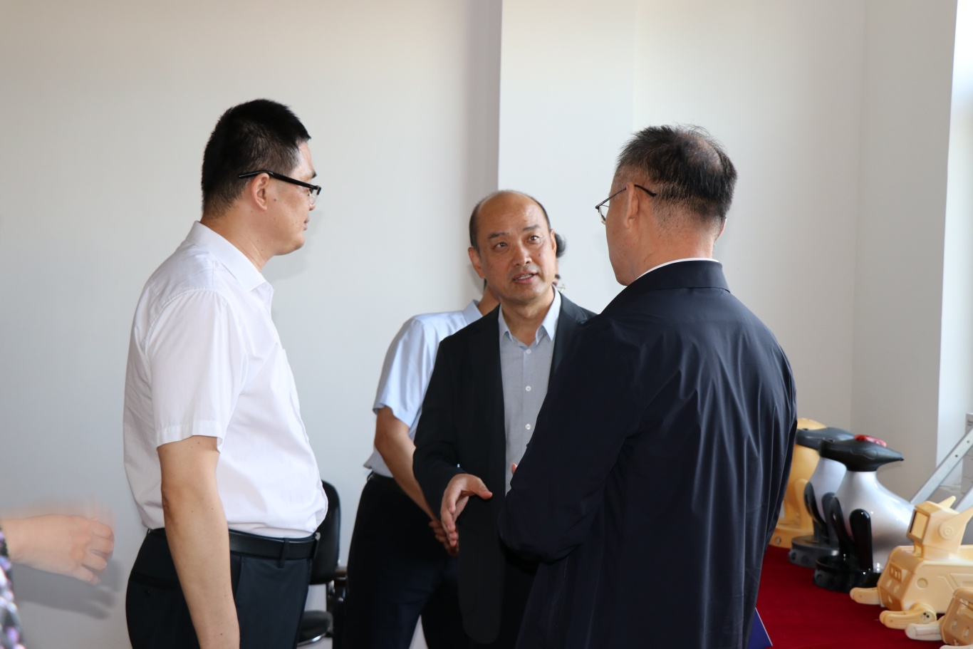 图为胡向阳副理事长参观展厅.JPG