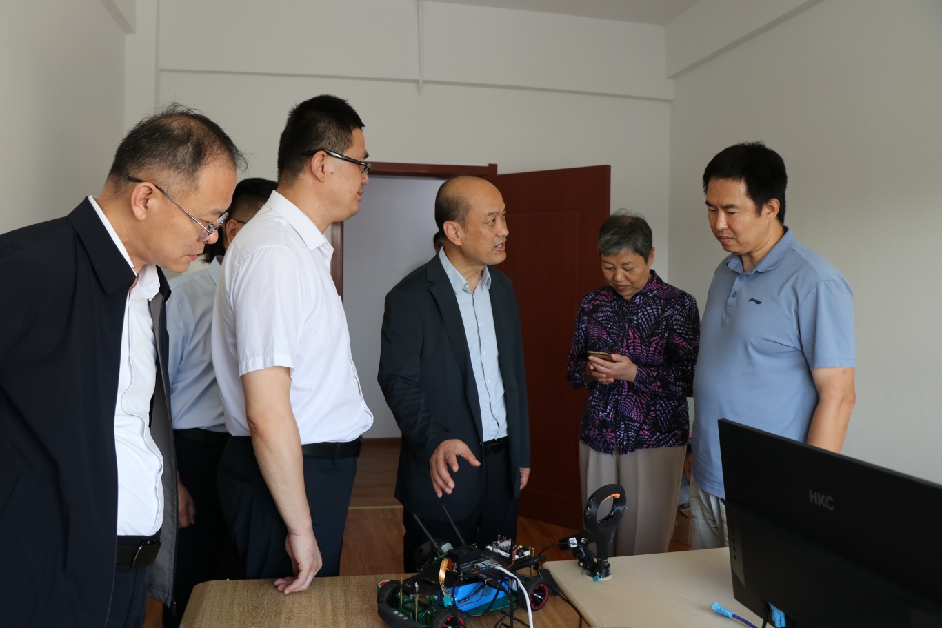 图为胡向阳副理事长与一线工程师交流.JPG