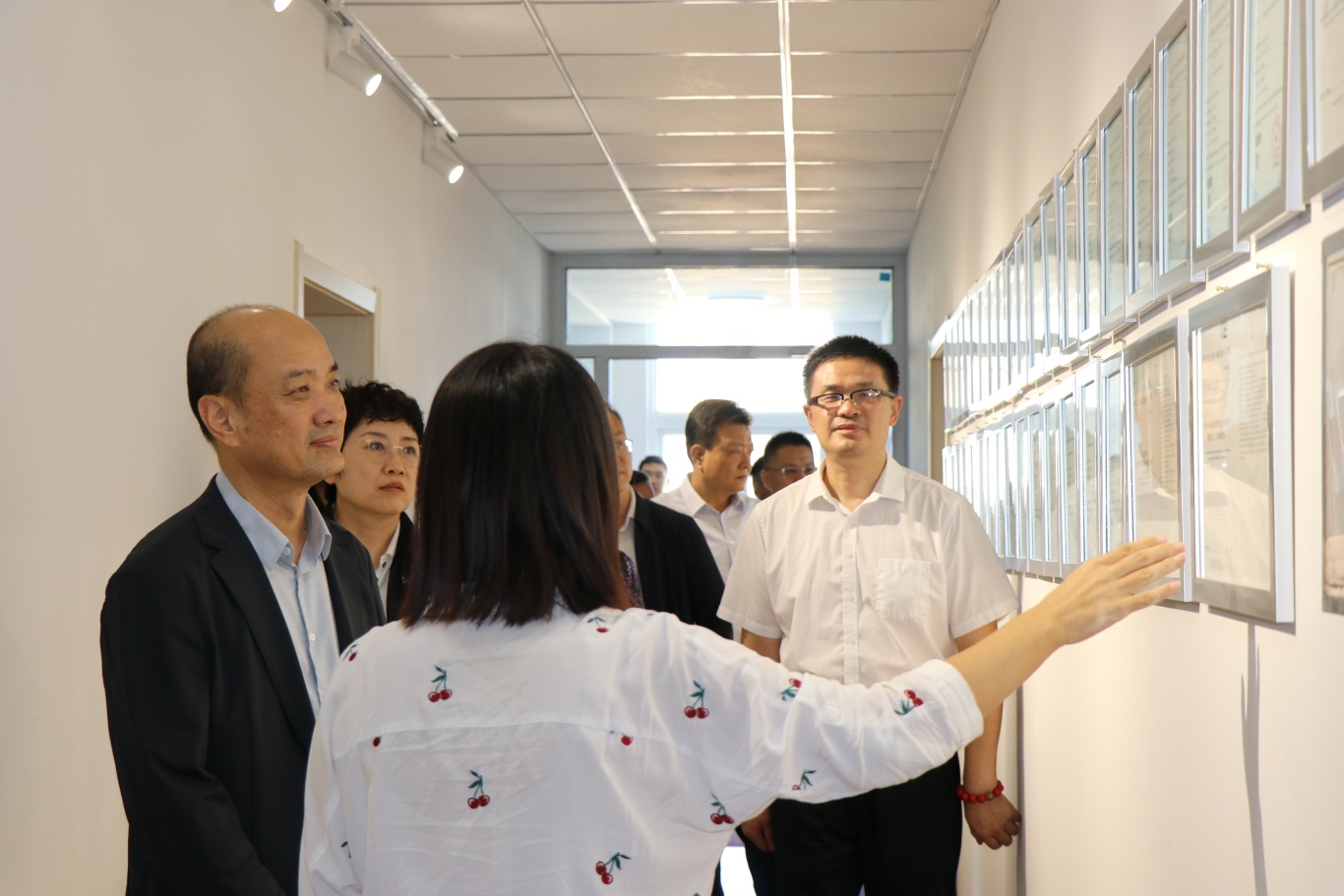 图为调研组参观专利墙.JPG