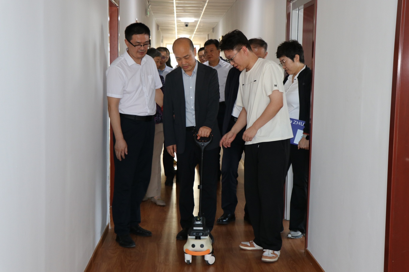 图为胡向阳副理事长体验AI LOOK.JPG