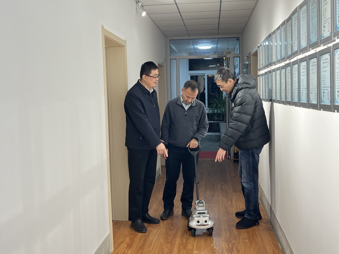 图为体验AI LOOK盲人助理机器人.jpg