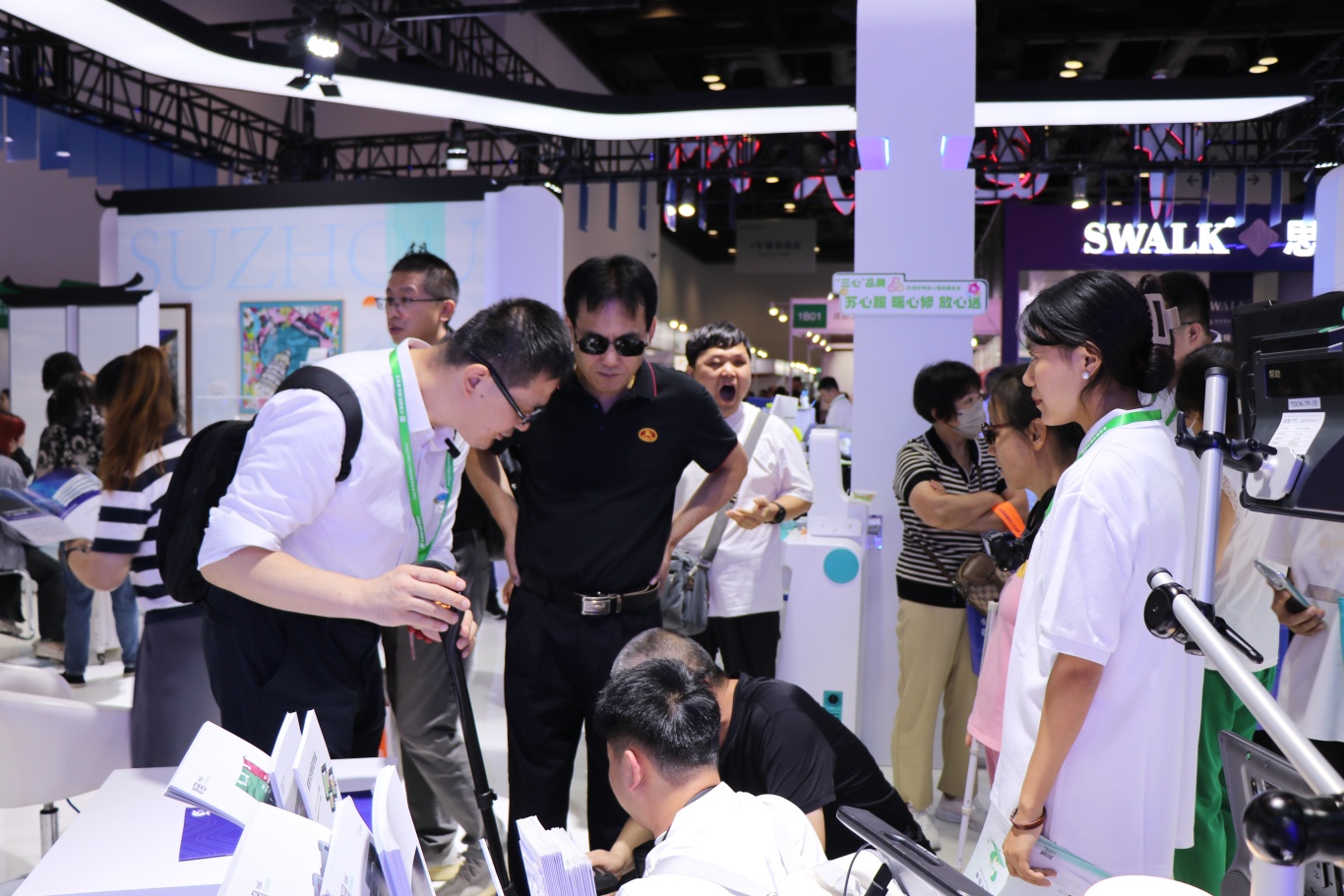 图为亚太辅具展会现场朱清毅董事长引导视障朋友感受AI LOOK.JPG