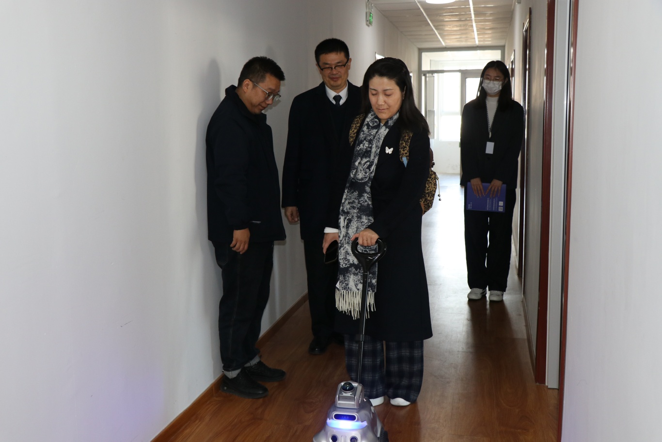 图为AI LOOK盲人助理机器人体验现场.JPG