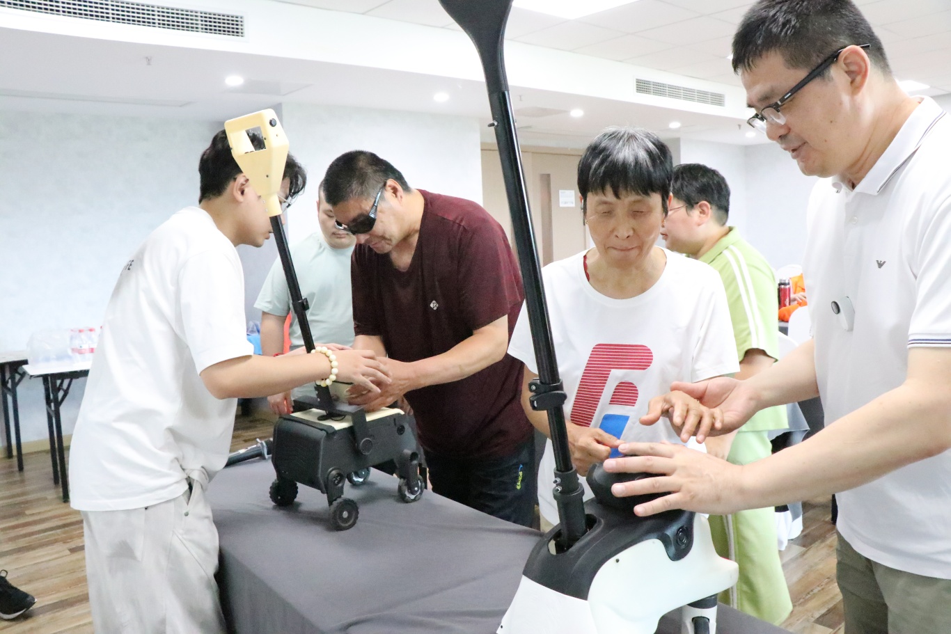 图为光明之家独立训练营盲人学员排队体验AI LOOK.JPG