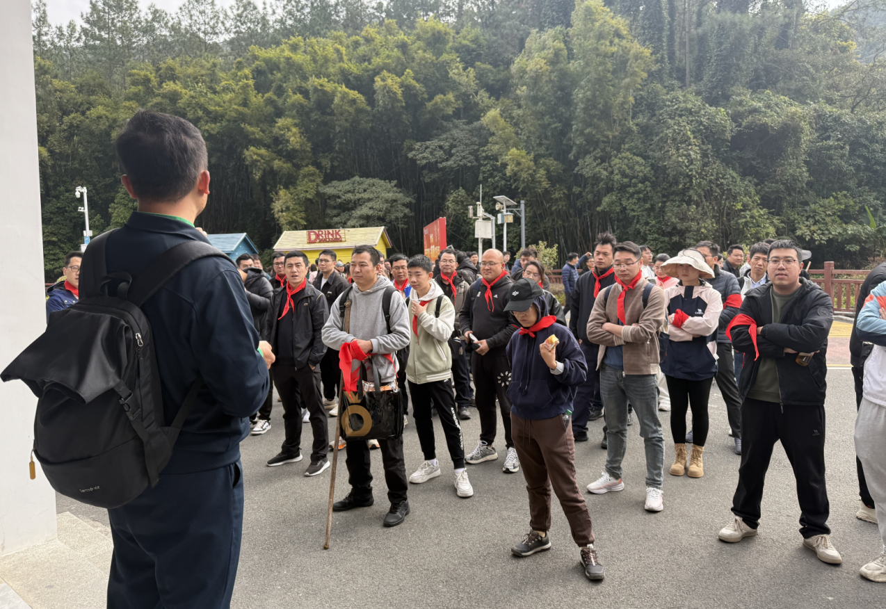 团队砺剑 勇攀高峰！2025年金牌亚洲登顶佛山第一峰