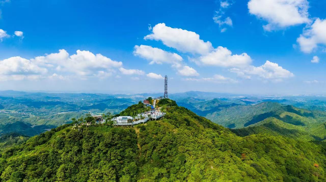 团队砺剑 勇攀高峰！2025年金牌亚洲登顶佛山第一峰