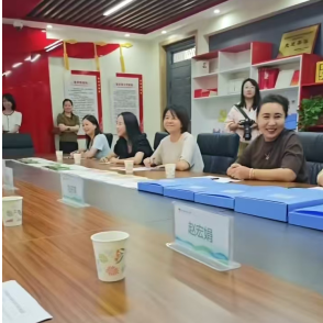 实验小学交流座谈.png