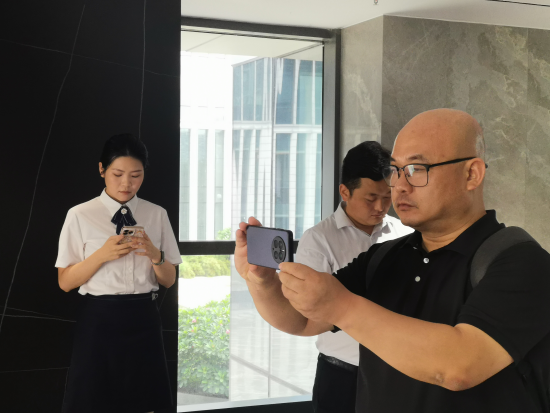 “优石丽”总经理陈文定，用手机留下每个精彩镜头