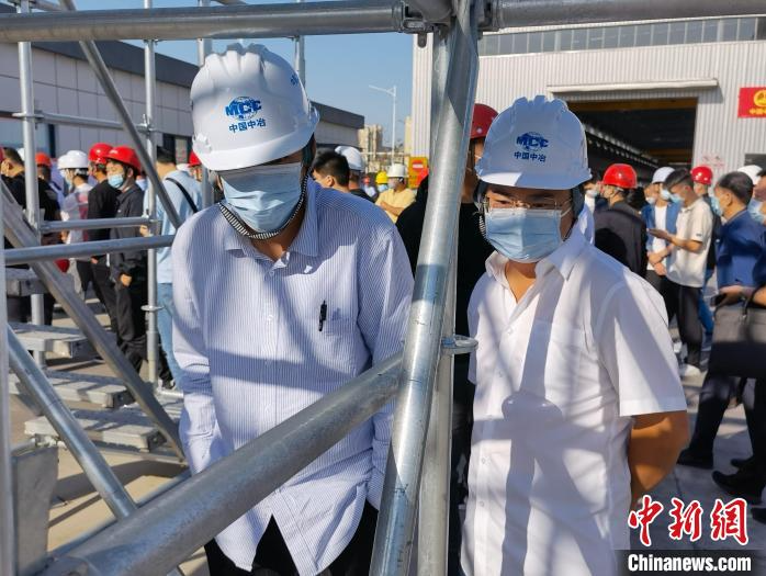 9月22日，来自中国中冶的代表正在参观新型盘扣式脚手架。　王强平 摄