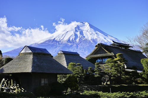 免费 雪山附近的灰色小屋 素材图片