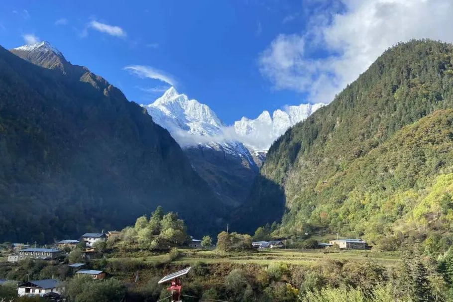 早上的雪山